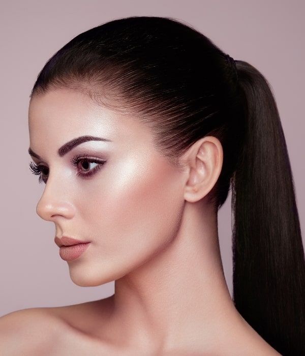 פרופיל של פנים של דוגמנית עם קוקו שחורת שיער
